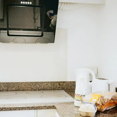 Modern Flat L Sleeps 4 L Free Wifi L Leisure L One Castle *