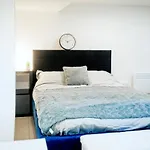 Modern Flat L Sleeps 4 L Free Wifi L Leisure L One Castle شقة *